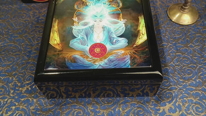 Aura Energy Jewelry Box ku talisman û zengilên xwe hilîne